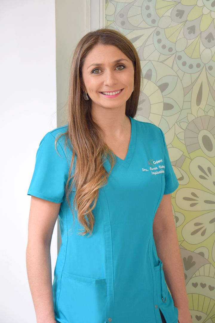 Dra. Karen Hizmeri, especialista en implantología y directora de la clínica